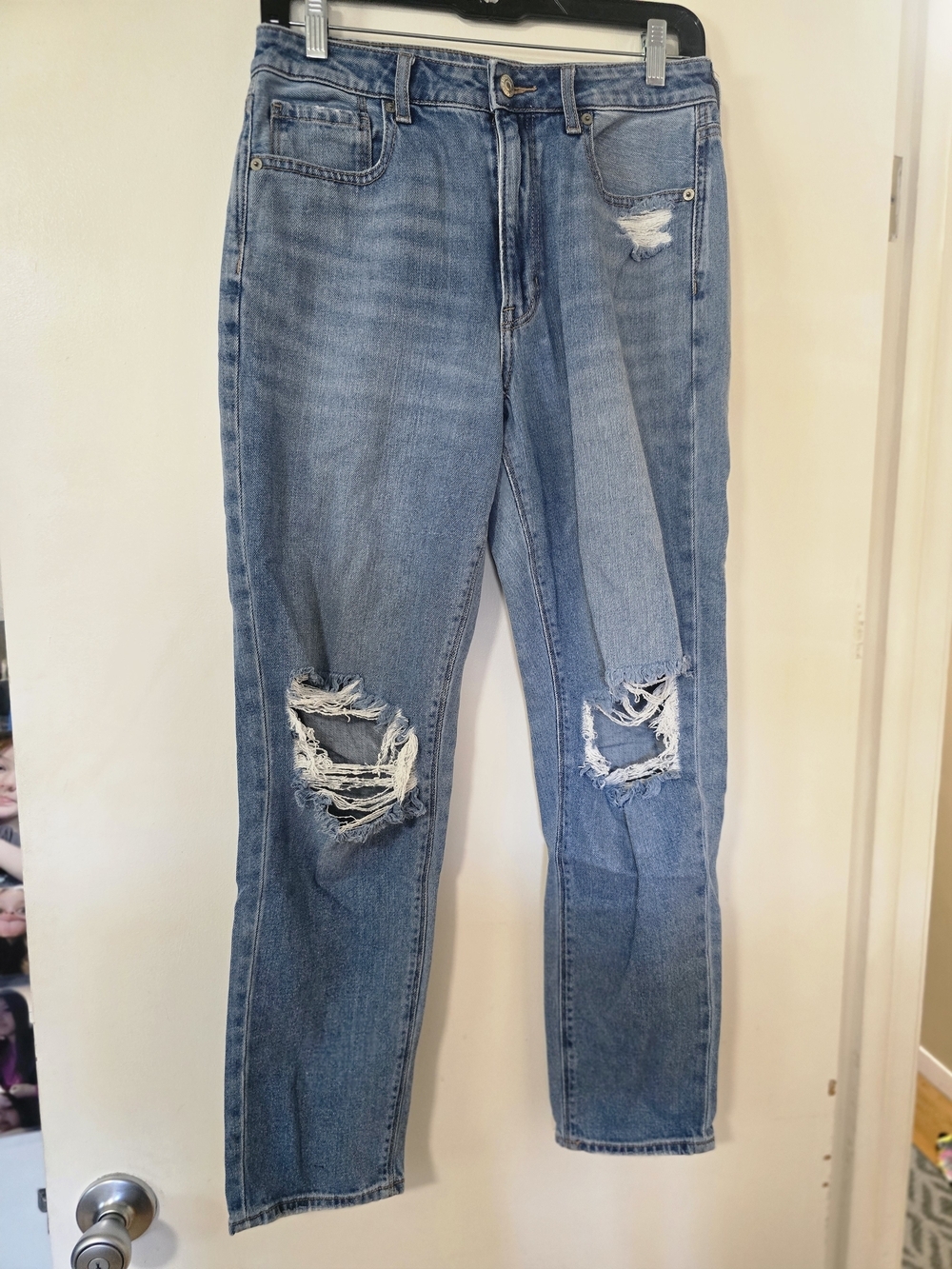 American Eagle Mom Jeans Womens Size 6 Light Wash Distressed High Rise Denim